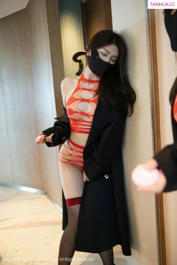   [XiuRen]高清写真图 2025.08.15 No.10652 刘婷婷 黑色风衣第8张图片